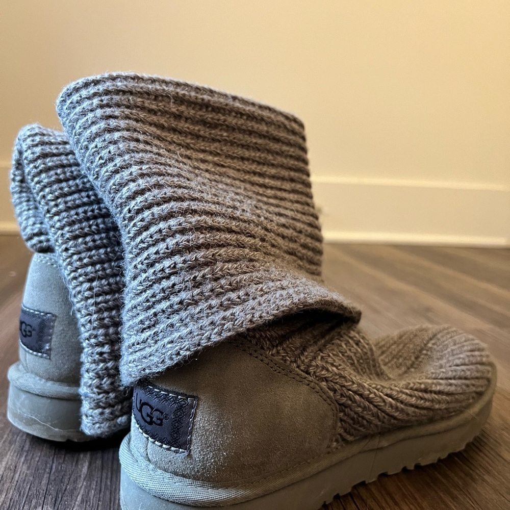 Ugg classic cardy boot size 9